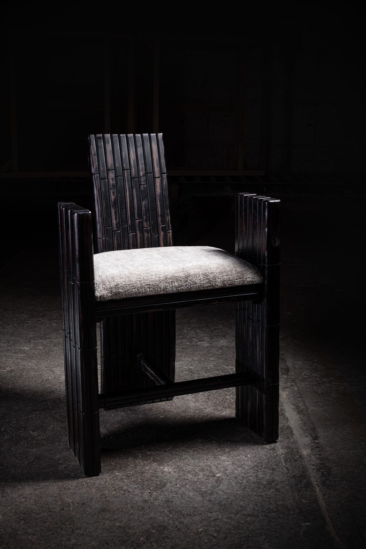 Sr. B, sillón negro desgastado