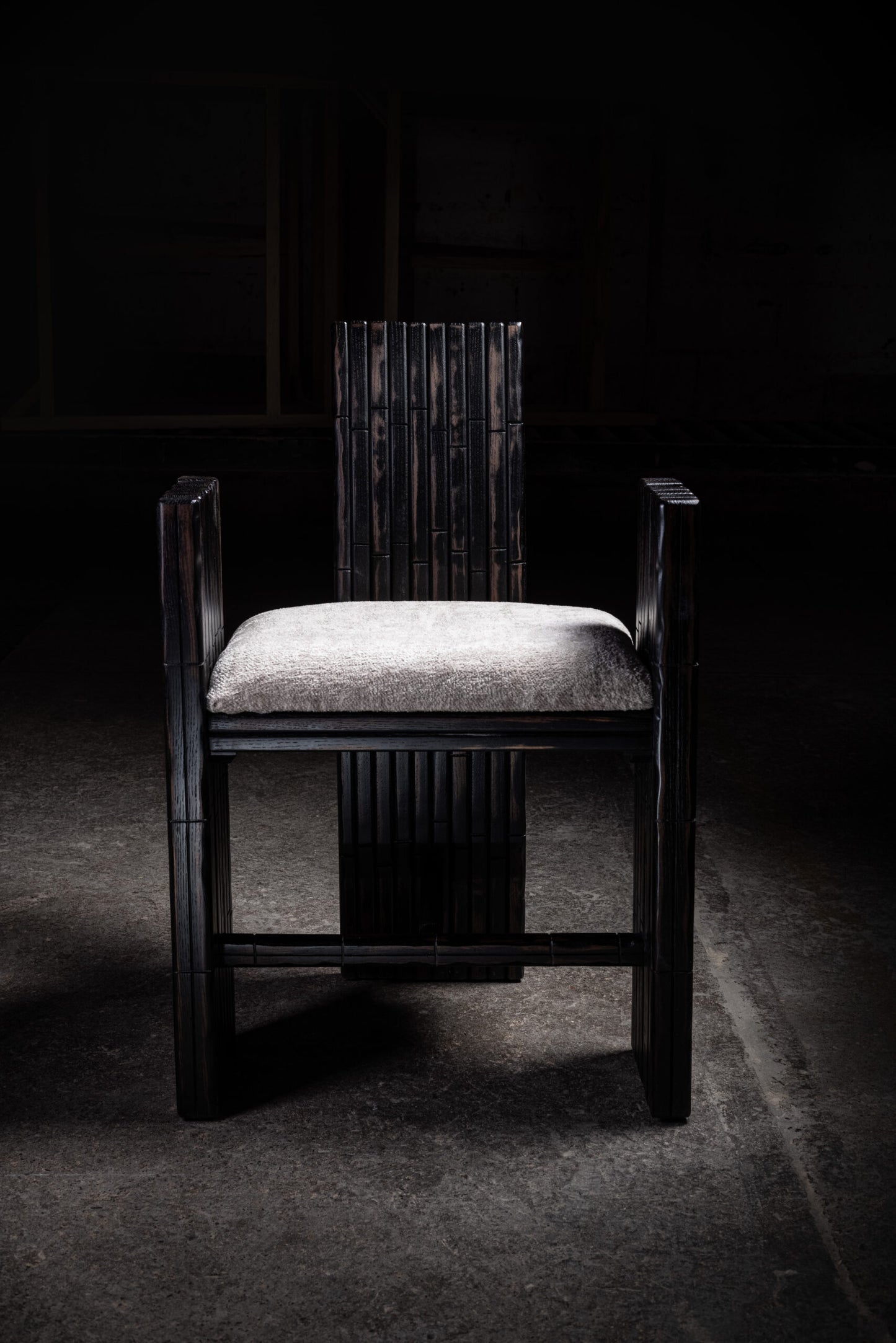Sr. B, sillón negro desgastado