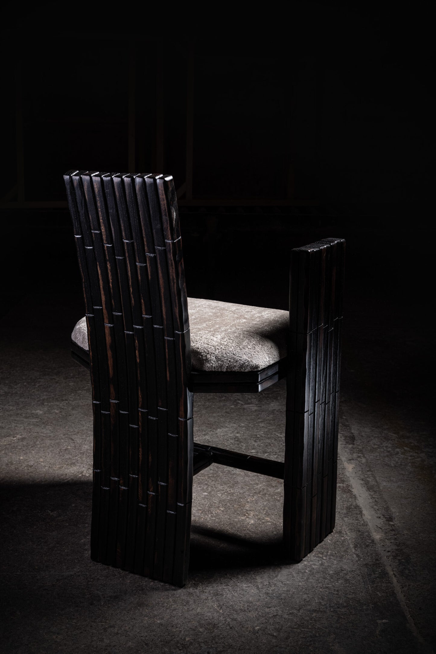 Sr. B, sillón negro desgastado