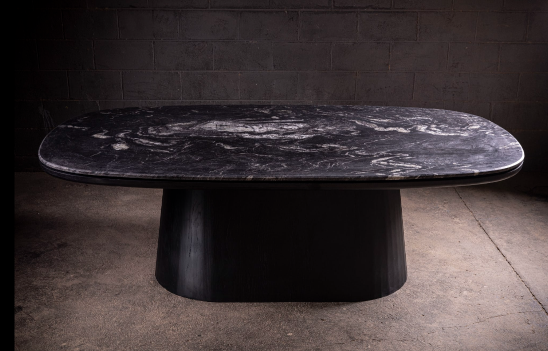 Mesa de comedor de mármol negro