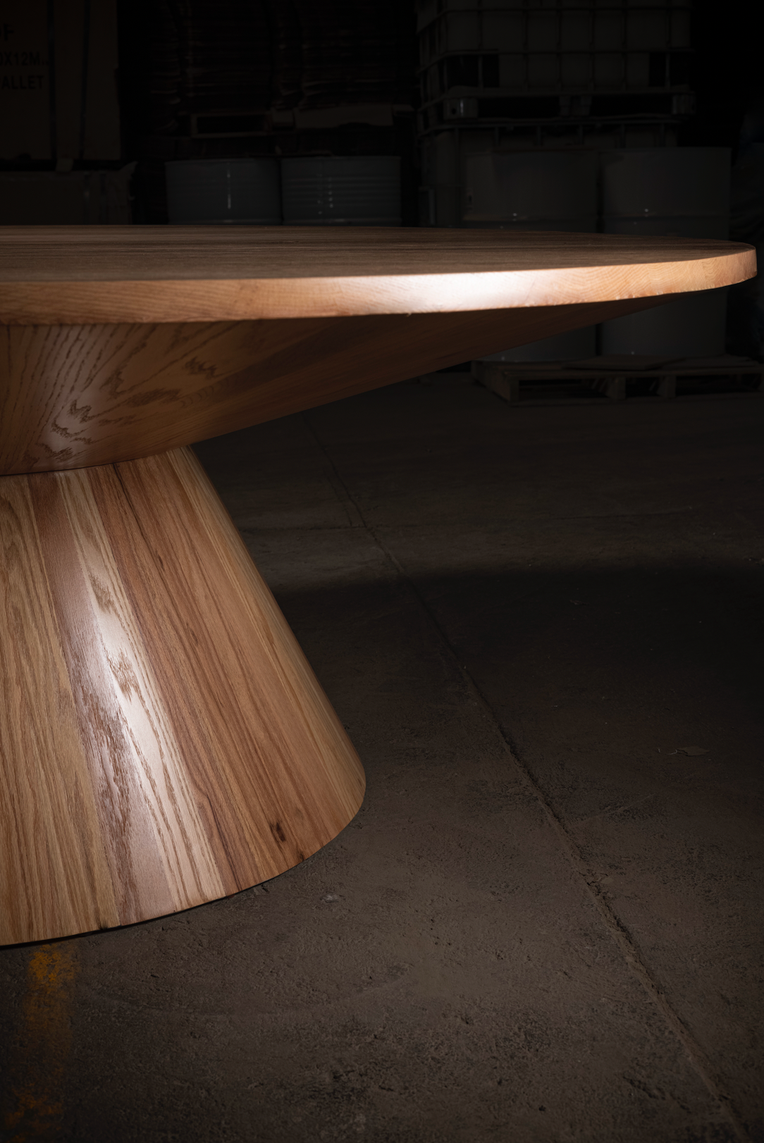 Mesa de comedor de nogal no identificada