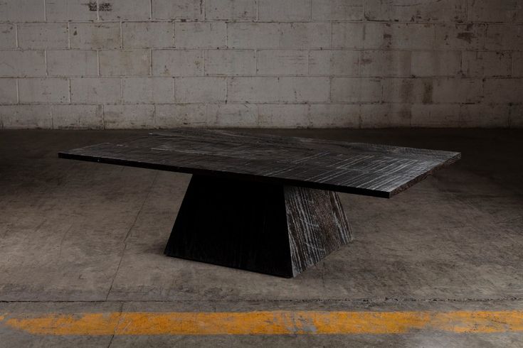 Mesa de comedor brutal de roble negro