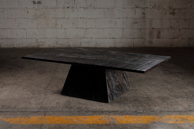 Mesa de comedor brutal de roble negro