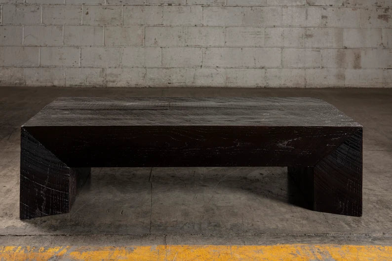 Mesa de centro rectangular de roble negro brutal