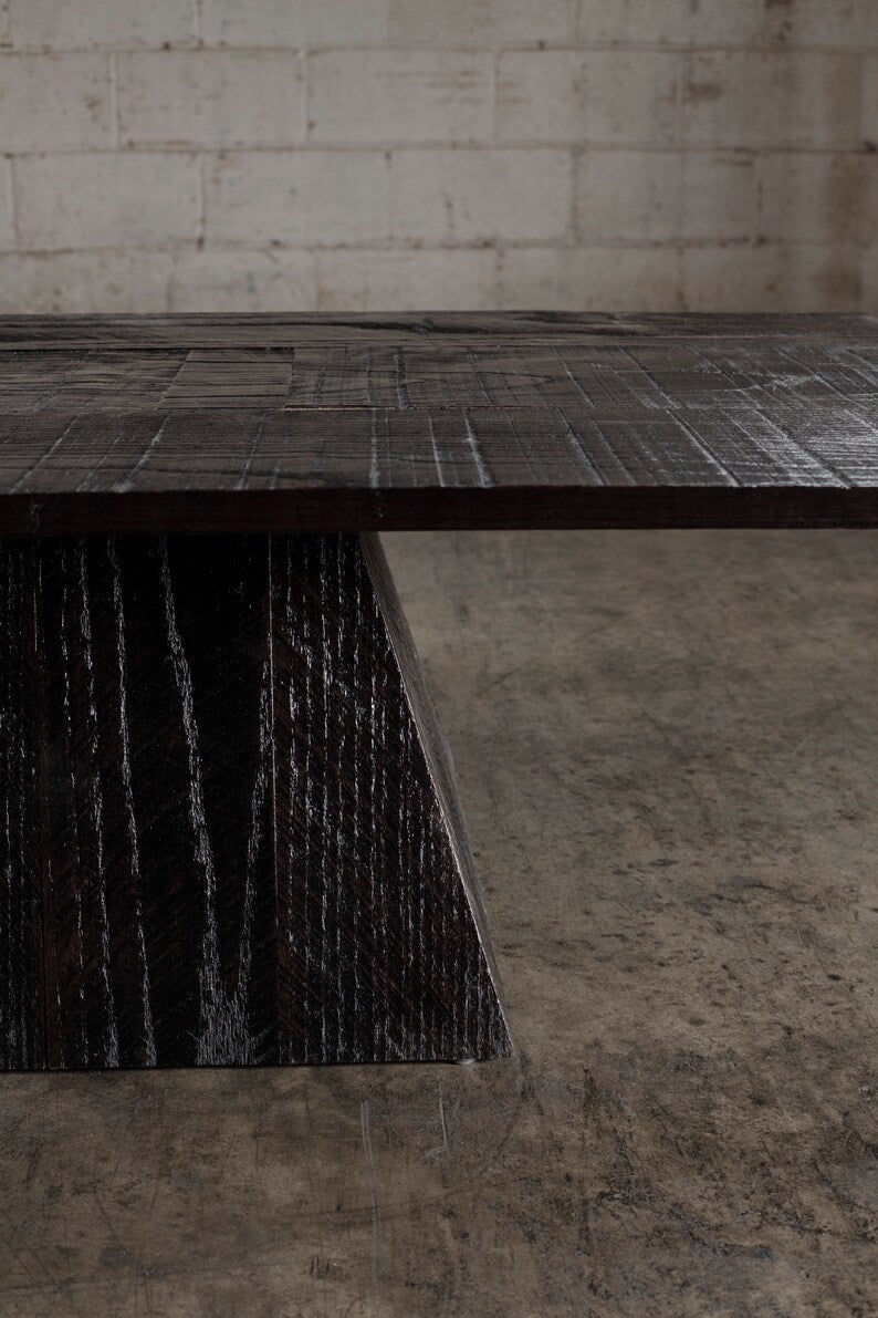 Mesa de comedor brutal de roble negro