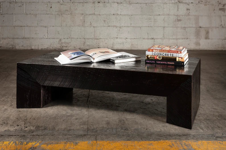 Mesa de centro rectangular de roble negro brutal