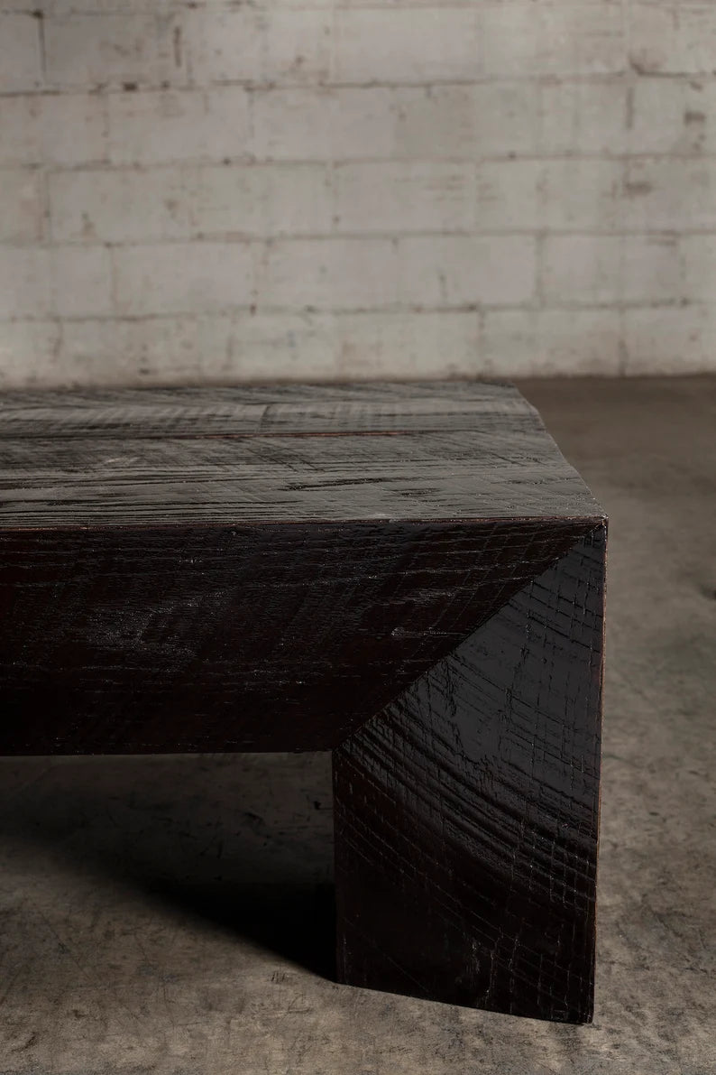 Mesa de centro rectangular de roble negro brutal