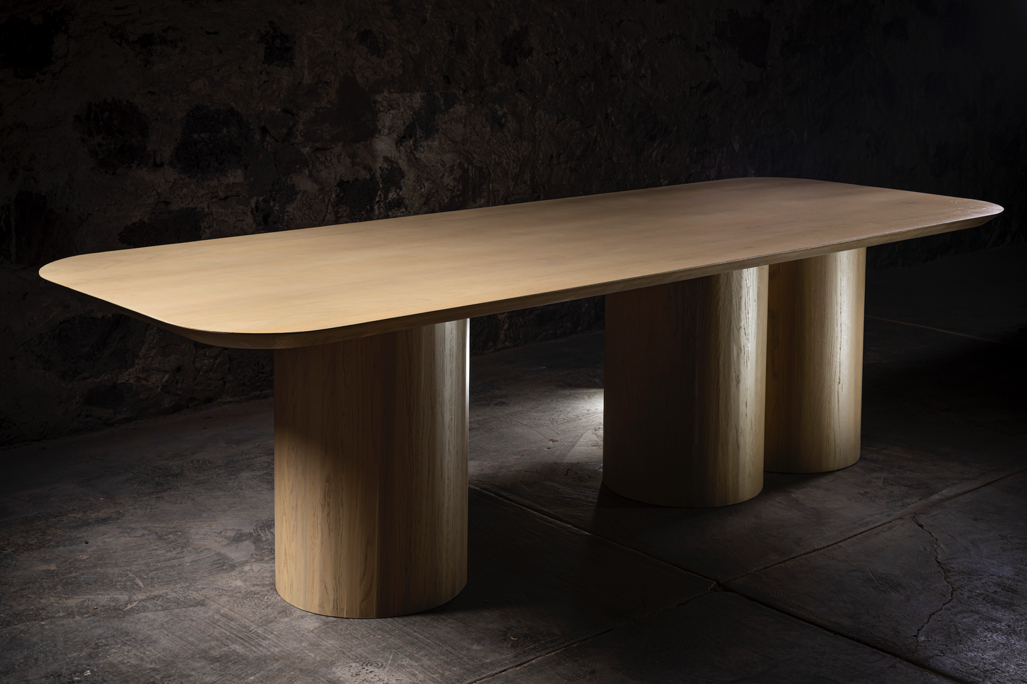 Kulindros Dining Table