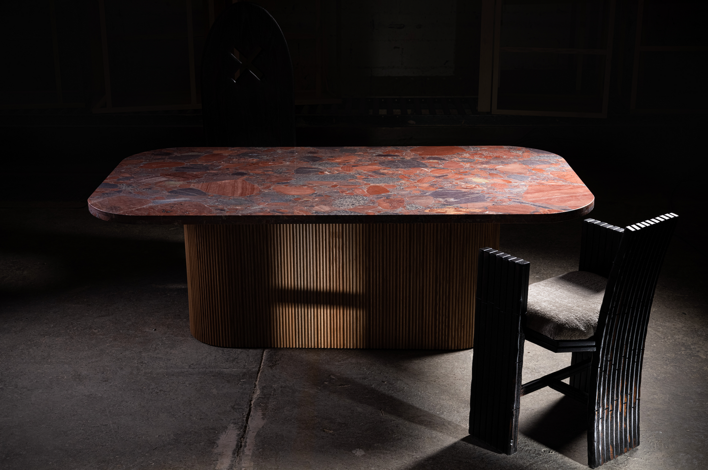 Sr. B, sillón negro desgastado