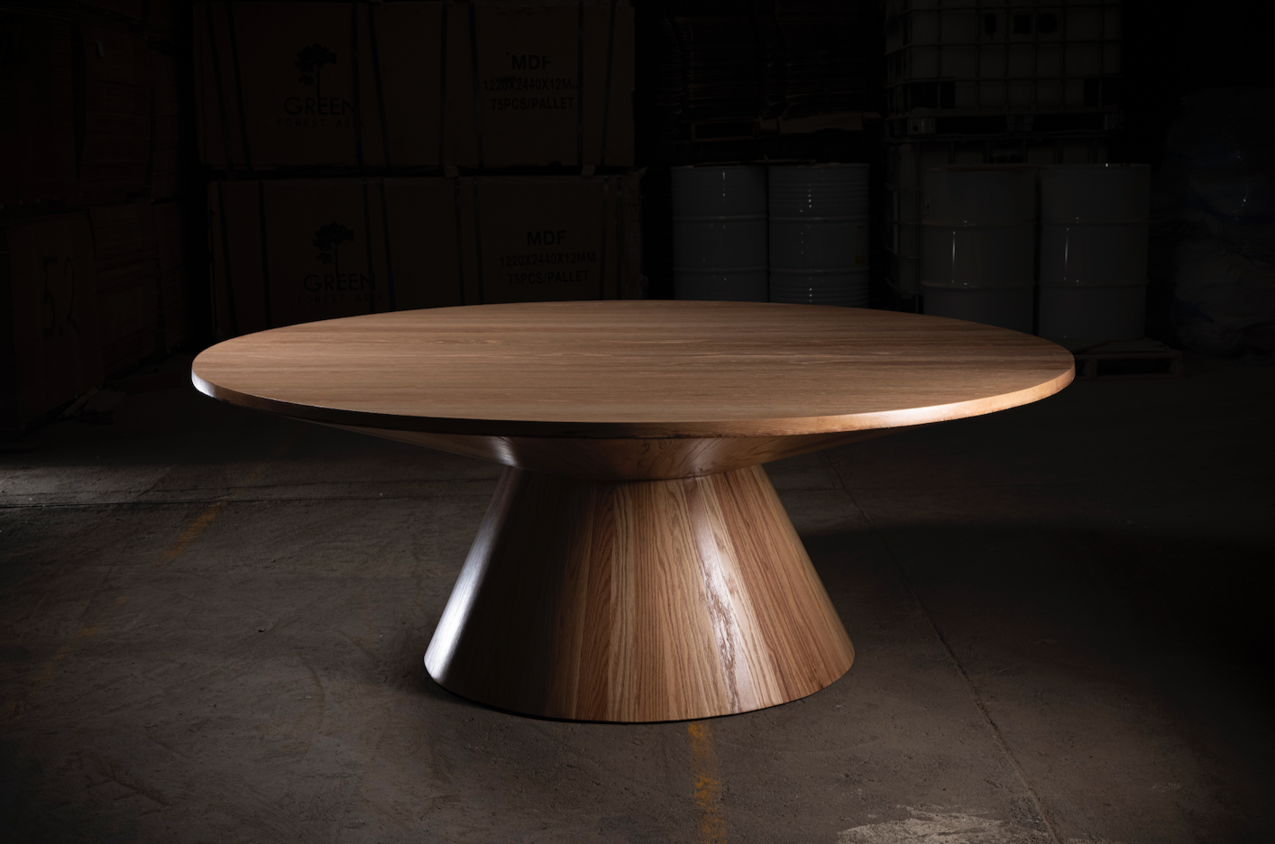 Mesa de comedor de nogal no identificada